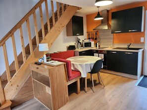 Réfrigérateur, four à micro-ondes, un four, surface de cuisson