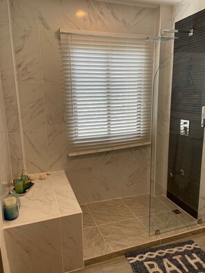 Combined shower/tub, hair dryer, towels, soap - Jaco Bay Luxury Penthouse mountain, pool and ocean view (Jacó)