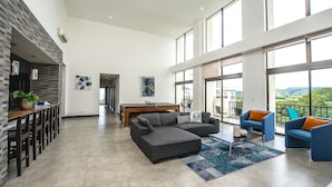 Amplia sala de estar con un ventanal grande, comedor y vistas al exterior.