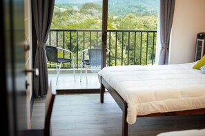 4 chambres, coffres-forts dans les chambres, bureau