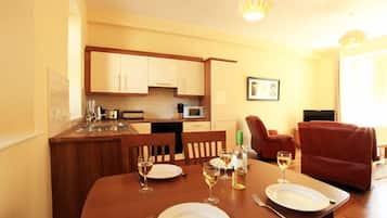Deluxe Apartment | Private kitchen | Fridge, microwave, oven, stovetop