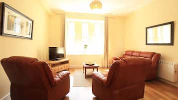Apartament Deluxe | Sala d'estar | Televisor de pantalla plana
