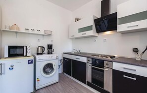 Kühlschrank, Mikrowelle, Herdplatte, Geschirrspüler