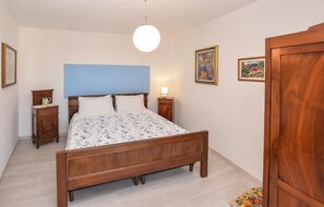 1 bedroom, travel cot, free WiFi, bed sheets