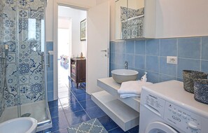 Shower - Nice home in Castellabate with house a panoramic view (Castellabate)