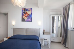 Minibar, in-room safe, desk, laptop workspace - Casa Don Micio (Taormina)