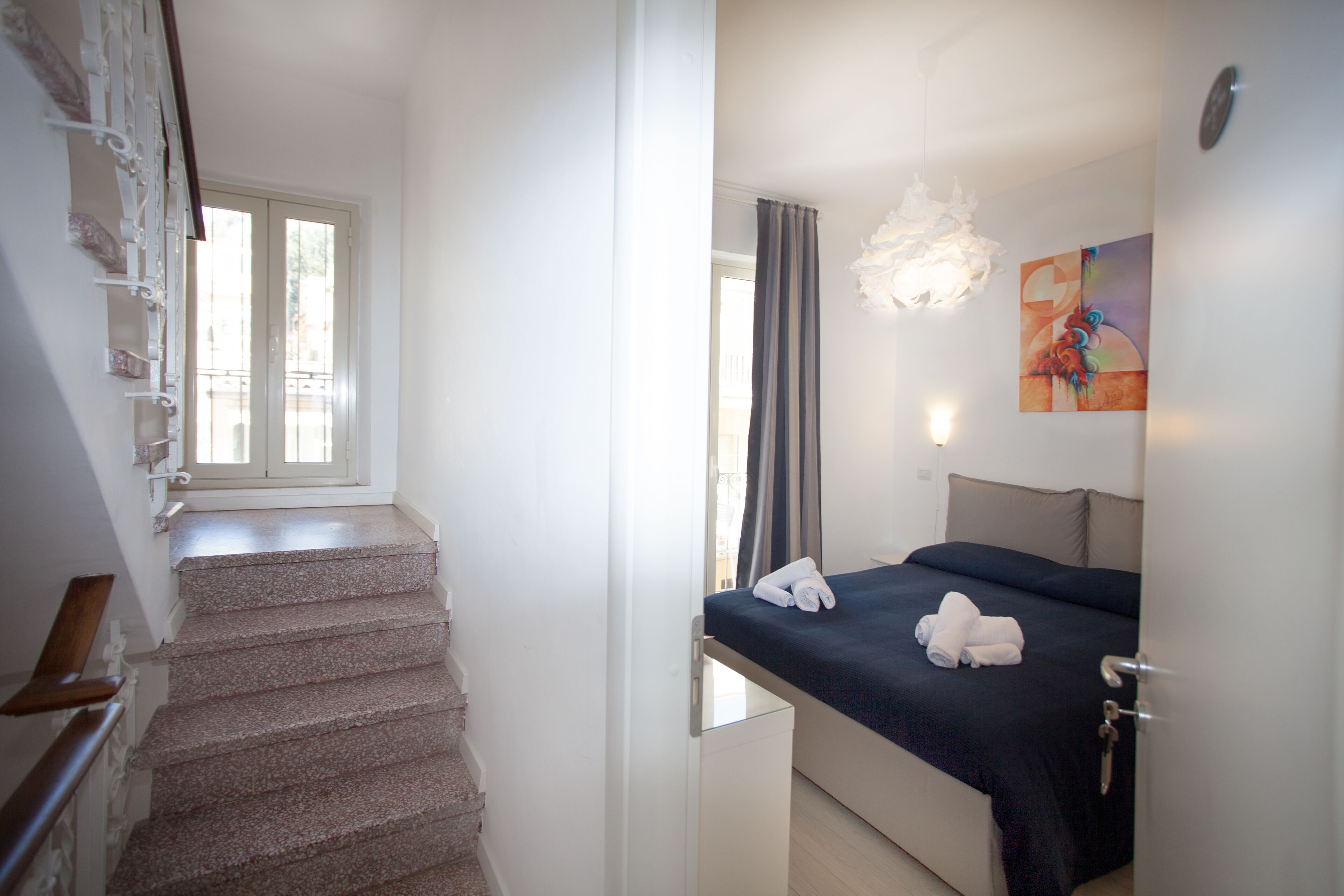 Classic Room | Minibar, in-room safe, desk, laptop workspace