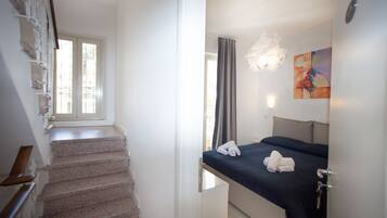 Classic Room | Minibar, in-room safe, desk, laptop workspace