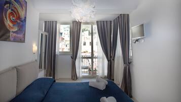 Executive Room | Minibar, in-room safe, desk, laptop workspace