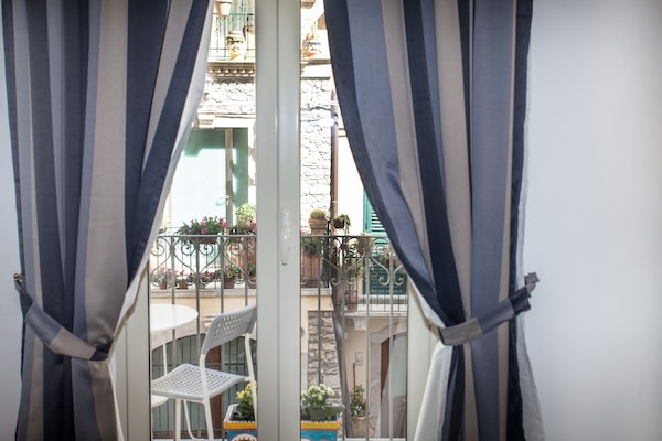 Eenvoudige kamer | Een minibar, een kluis op de kamer, een bureau, een laptopwerkplek