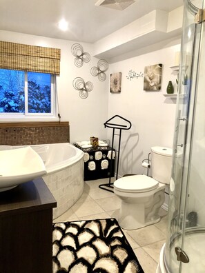 Een douche, een bubbelbad, een haardroger, handdoeken