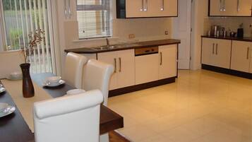 Nhà Deluxe | Bếp riêng | Tủ lạnh, lò vi sóng, lò nướng, bếp nấu