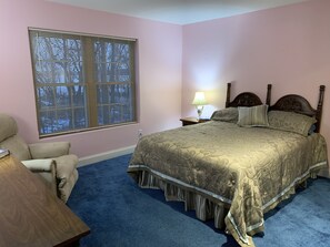 6 bedrooms, desk, iron/ironing board, free WiFi - Log Inn on Madison Lake.   Multi generation. Corporate retreat for team building (Madison lake)