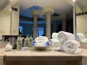 Combined shower/tub, jetted tub, hair dryer, towels - Log Inn on Madison Lake.   Multi generation. Corporate retreat for team building (Madison lake)