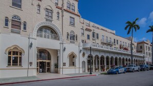 A historic building with arched windows and a central entrance. - PALM BEACH HOTEL CONDO DESIGNER CHIC ONE BEDROOM (Palm Beach)