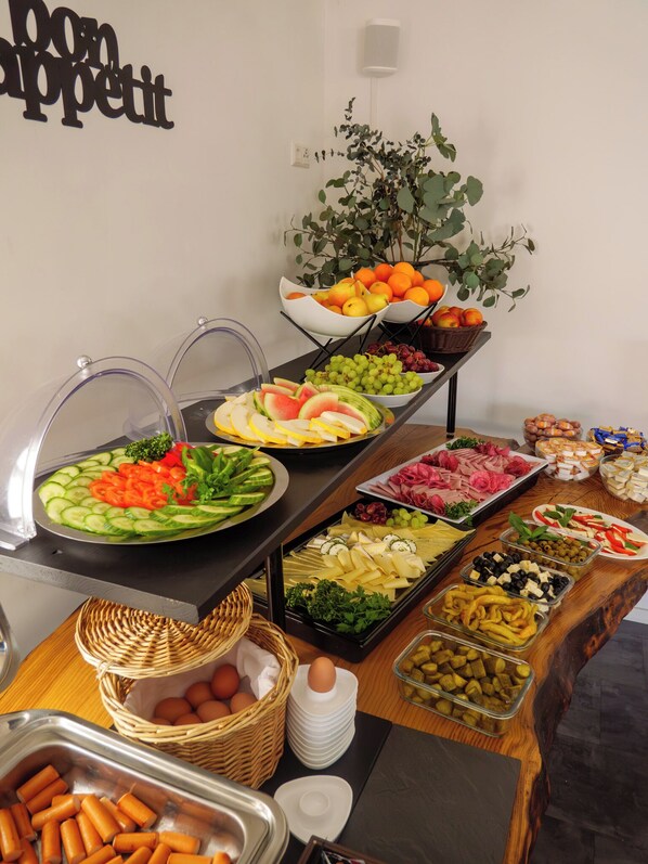 Buffet déjeuner gratuit tous les jours