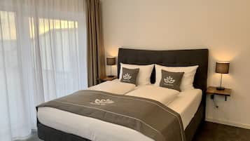 Premium Double Room | Peti besi dalam bilik, meja, langsir/tirai gelap terus, kalis bunyi 