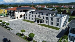 Un hotel con patio, paneles solares en el techo y un letrero que dice 'Sleep & Dream'.
