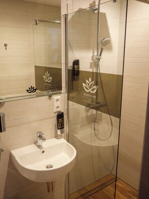 Ducha, secador de pelo, toallas y papel higiénico