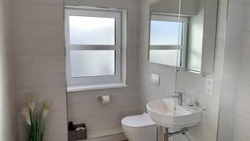 Junior suite (Roof) | Badkamer | Een douche, een haardroger, handdoeken, toiletpapier