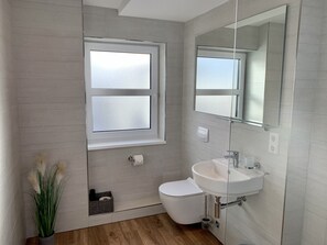 Junior Suite Roof | Bathroom | Shower, hair dryer, towels, toilet paper - Hotel Sleep & Dream Nähe Europapark Rust (Ringsheim)