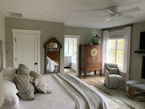 Habitación de lujo, 1 cama King size | Decoración personalizada, muebles diferentes y wifi gratis 