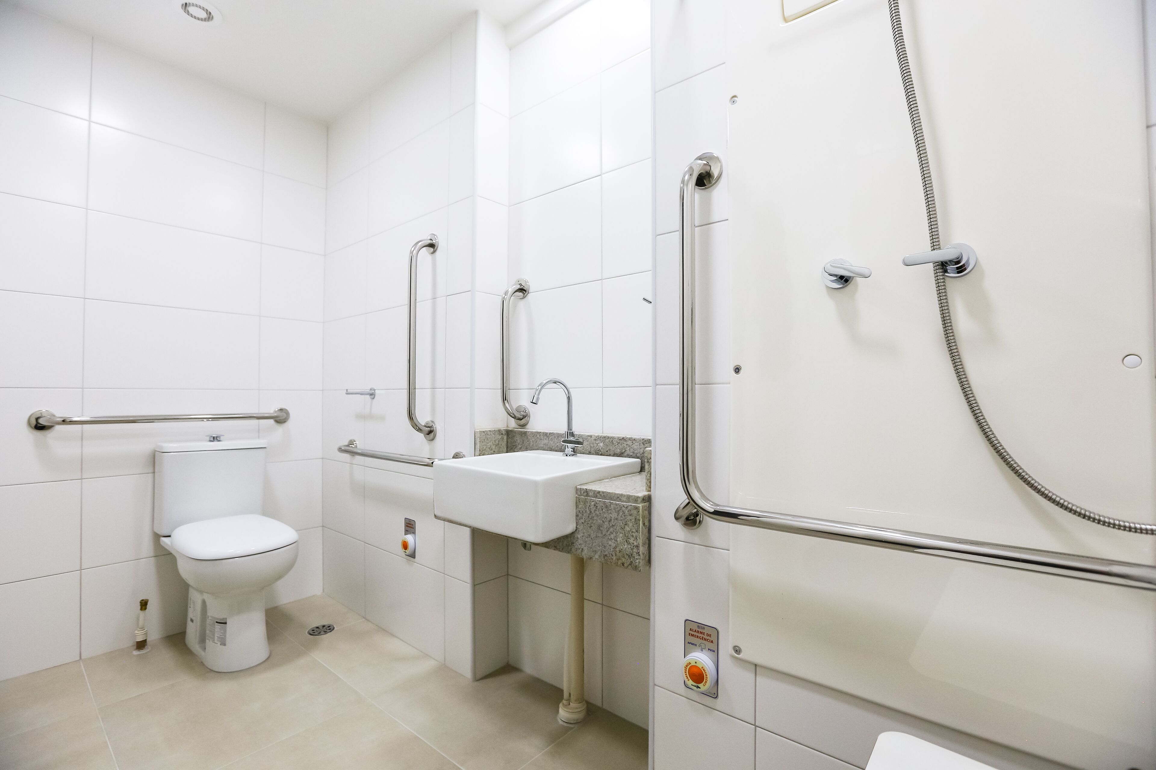 standard double room, accessible | bathroom | shower, free toiletries, towels
