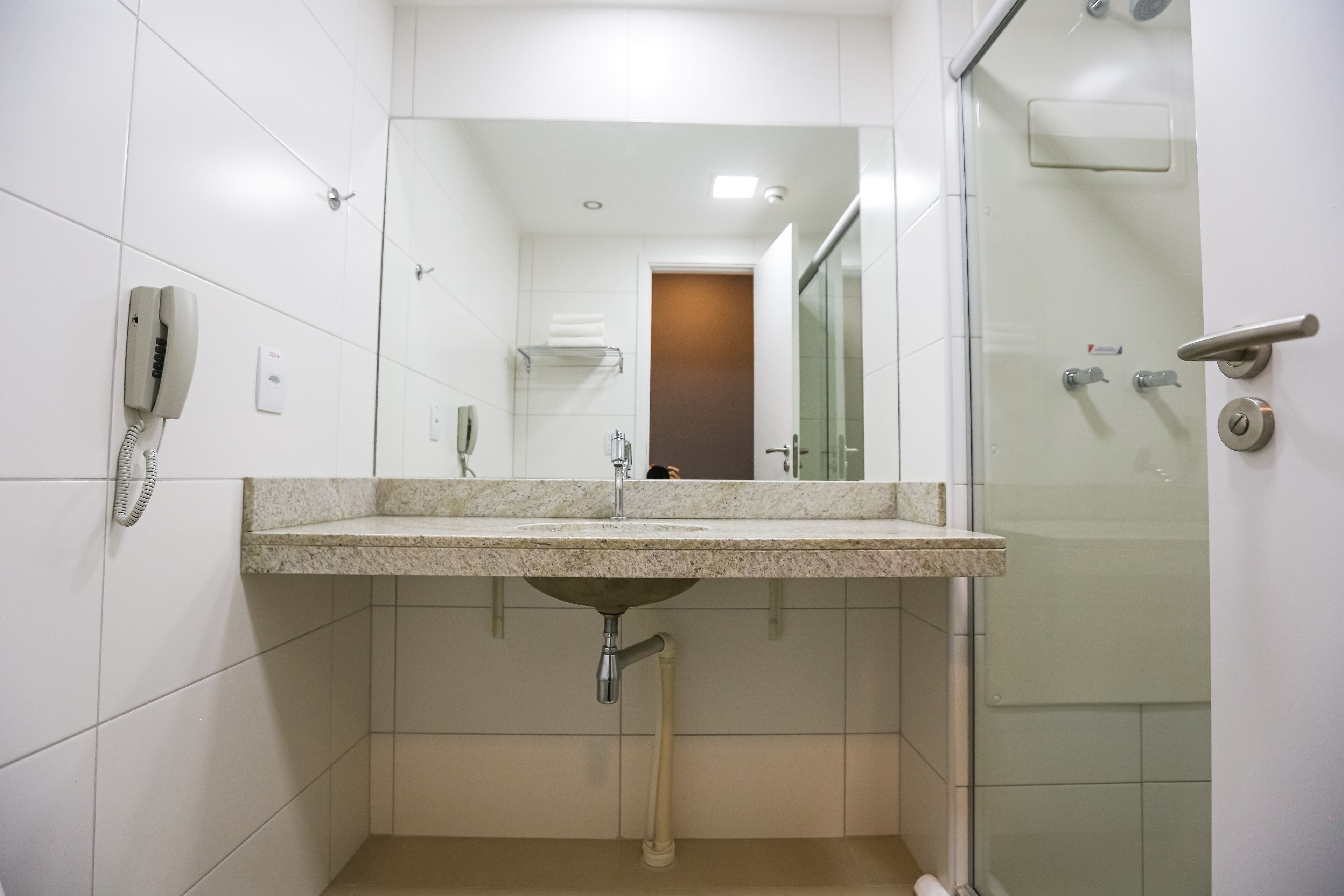 standard double room | bathroom | shower, free toiletries, towels