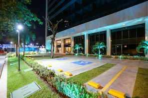 Fachada da propriedade à noite