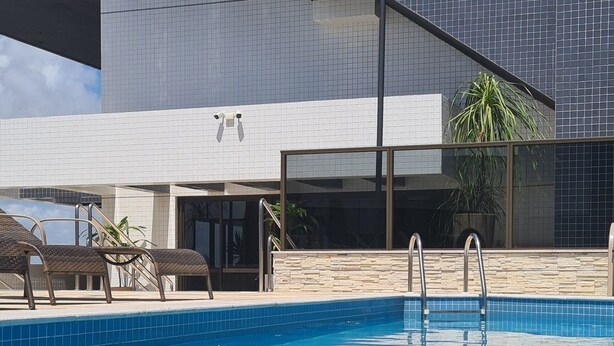 Un edificio moderno con piscina.