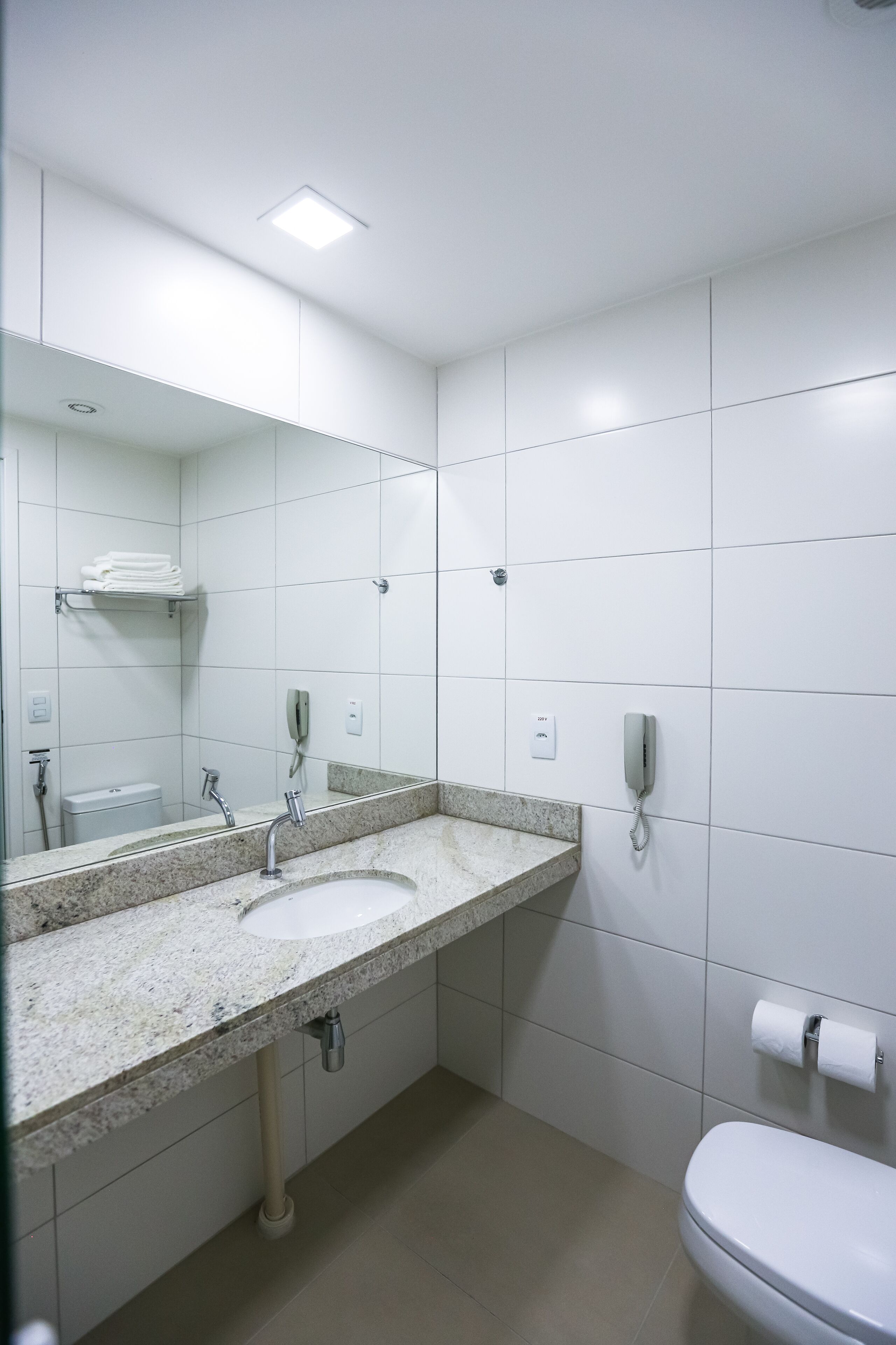 standard twin room | bathroom | shower, free toiletries, towels