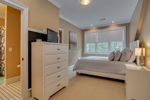 5 bedrooms, iron/ironing board, WiFi, bed sheets