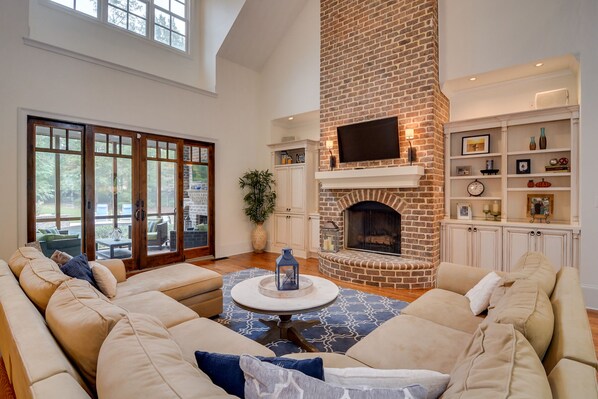 تلفزيون، مدفأة، مشغل دي في دي، ستيريو