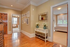 5 عدّة غرف نوم ومكواة/لوح كي وواي فاي و�ملاءات أسرّة