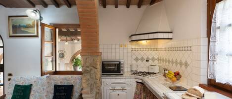 Frigorifero, microonde, forno, piano cottura