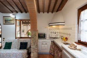 Fridge, microwave, oven, stovetop - Villa in Bibbona with 2 bedrooms sleeps 4 (Bibbona)