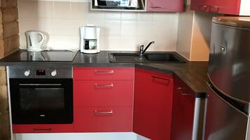 Een koelkast, een magnetron, een oven, een kookplaat