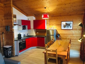 Een koelkast, een magnetron, een oven, een kookplaat