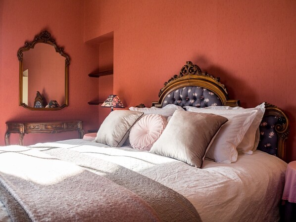 4 habitaciones, tabla de planchar con plancha y cuna de viaje