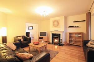 Casa | Sala de estar | TV, lareira