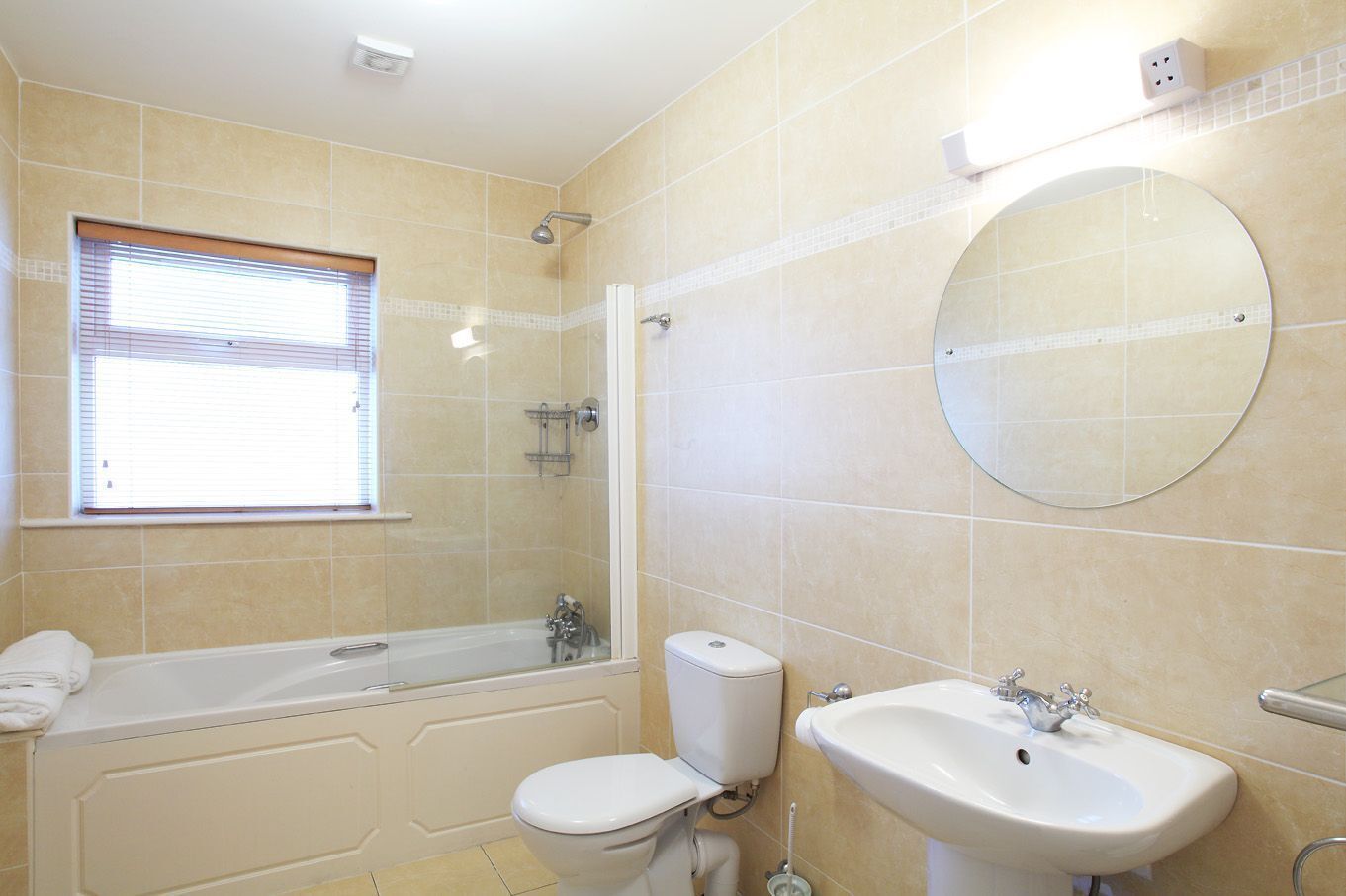 ハウス | バスルーム | シャワー付き浴槽、バスアメニティ (無料)、ヘアドライヤー、タオル