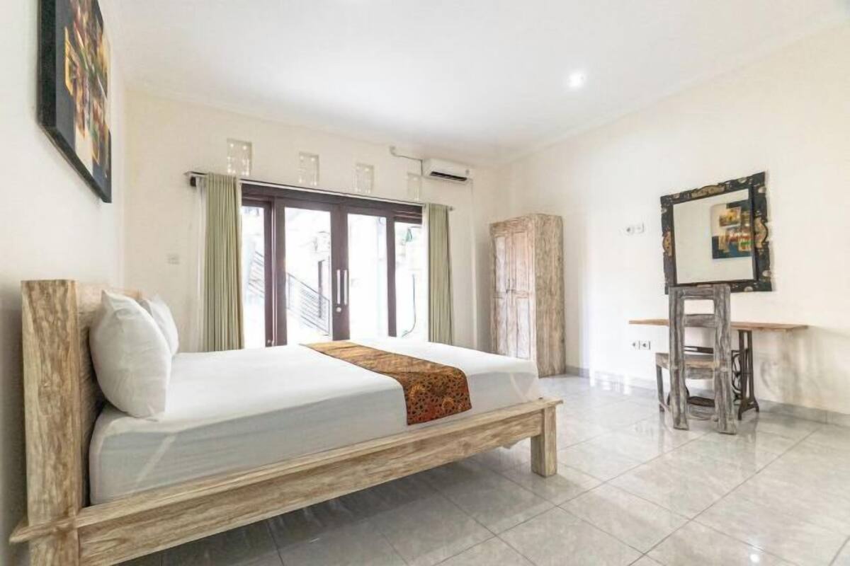 Desk, WiFi (free), bed sheets