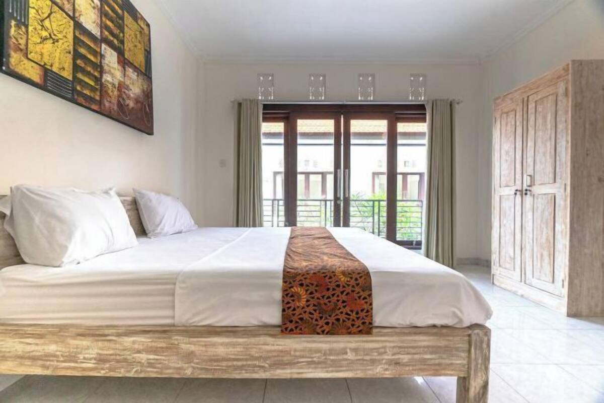 Desk, WiFi (free), bed sheets