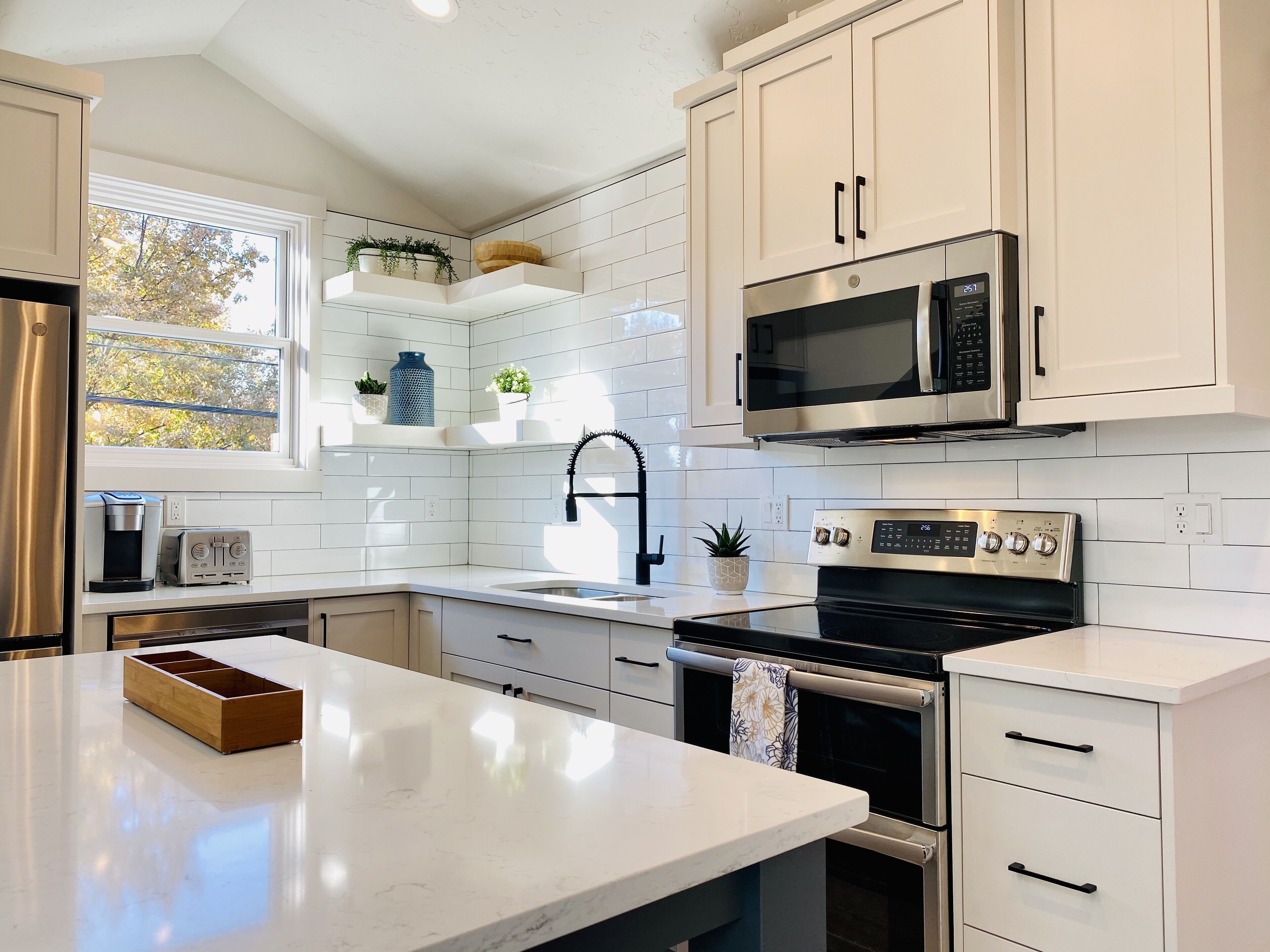 Een koelkast, een microgolfoven, een oven, een kookplaat