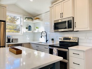 Køleskab, mikrobølgeovn, ovn, kogeplade