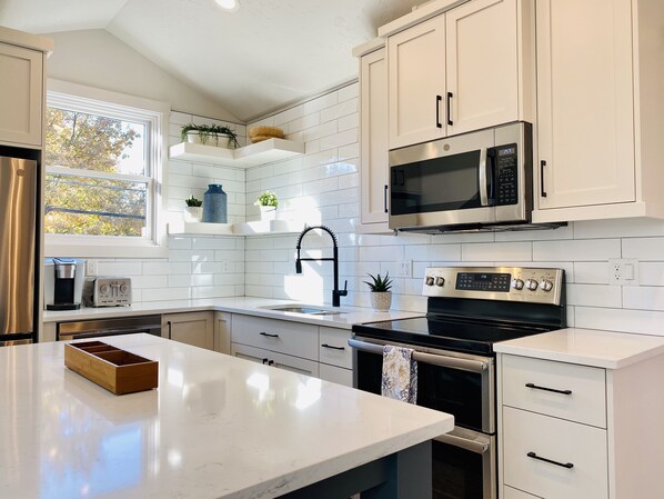 Kjøleskap, mikrobølgeovn, ovn og kokeplater