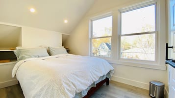 1 quarto, ferros/tábuas de passar roupa, berço de viagem