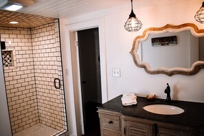 Badewanne, Haartrockner, Handtücher, Seife