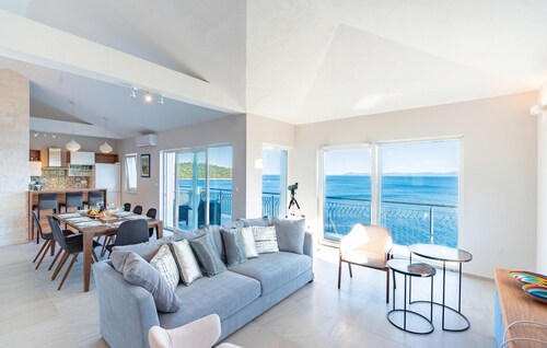 5 bedroom lovely home in Smokvica