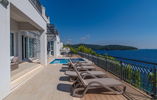 5 bedroom lovely home in Smokvica